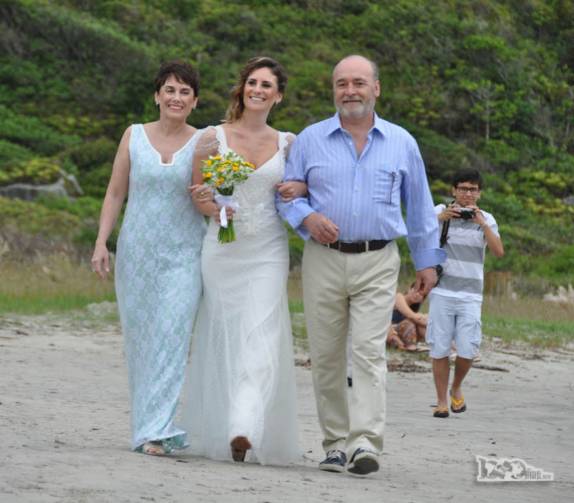 A Beth e o Eduardo trazem a filha para seu casamento na praia Grande na Ilha do Mel, no litoral do Paraná